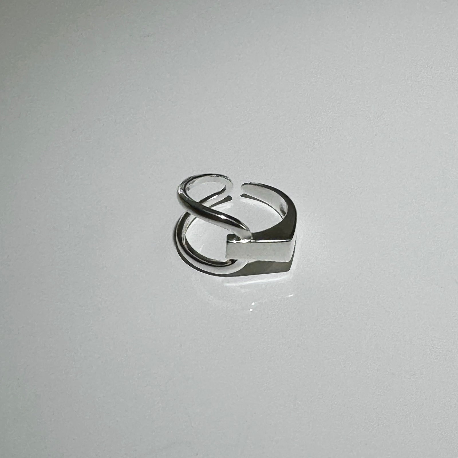 front view of  silver interloop ring