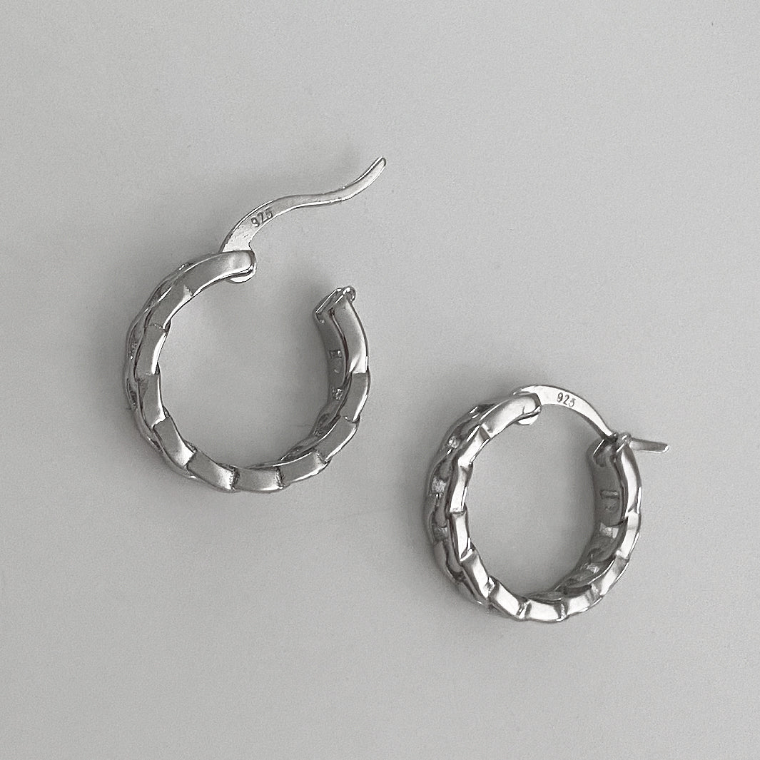 Chained Huggies in Sterling Silver 925 with Rhodium plating. Small earrings for everyday. Has a latch back closure.